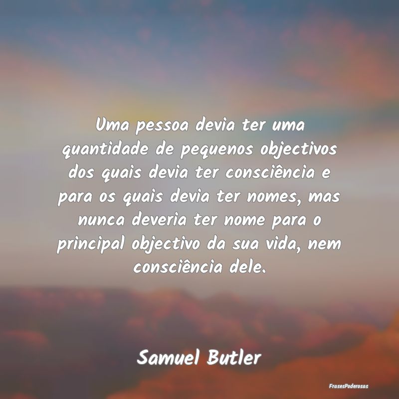 Uma pessoa devia ter uma quantidade de pequenos ob...