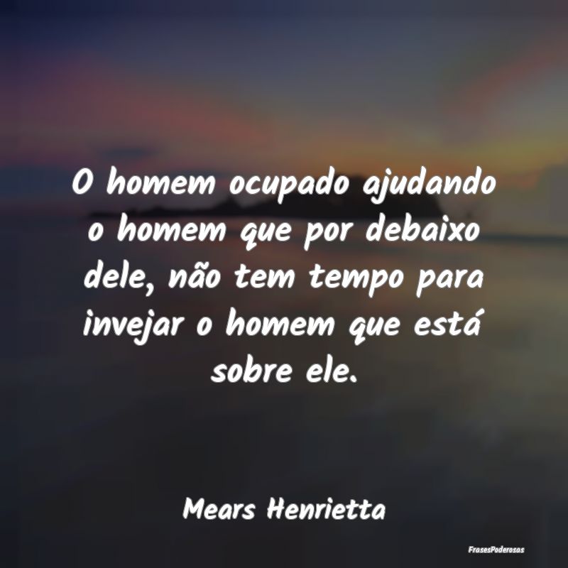 O homem ocupado ajudando o homem que por debaixo d...